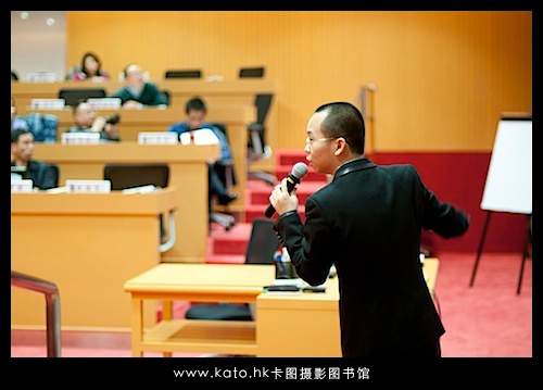 叶梓老师在企业培训的时候给学员讲解摄影技巧 叶梓老师在企业培训的时候给学员讲解摄影技巧