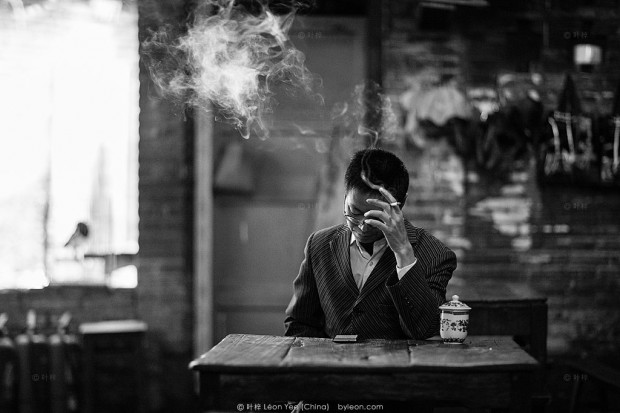 黑白摄影，喝茶的人