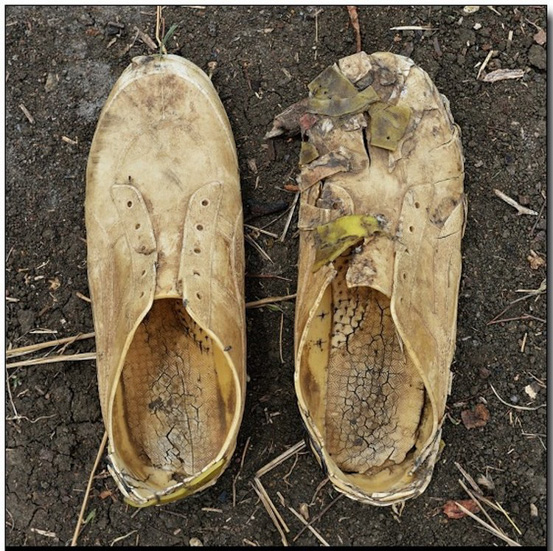 INGE MORATH摄影奖：难民的小鞋子7