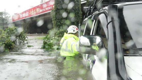 大雨天怎样避免拍到镜头前的水滴?-摄影早自习第401期