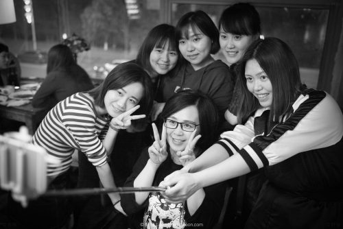 朋友聚会怎么拍?周围乱成一团了啊!-摄影早自习第471日