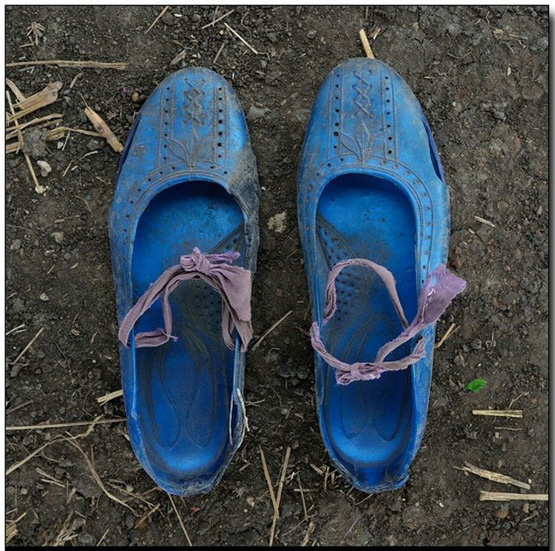 INGE MORATH摄影奖：难民的小鞋子9